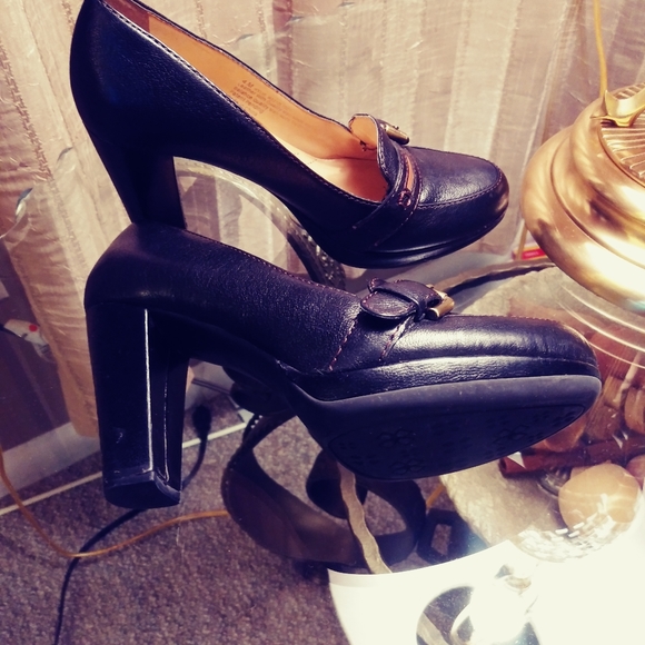 Naturalized Size 4M Black Pumps - Picture 2 of 10